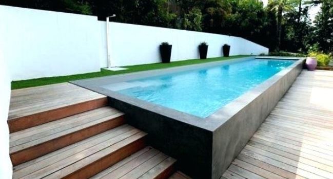 Une piscine semi-enterrée dans son jardin, comment ça marche ?