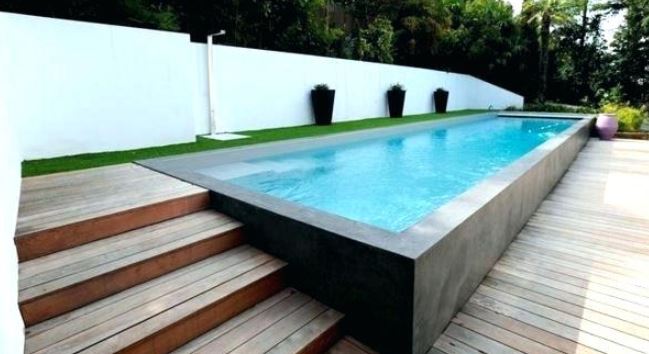 Une piscine semi-enterrée dans son jardin, comment ça marche ?
